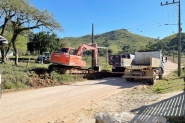 Ruas de Ilhota come�am a ser preparadas para receber pavimenta��o