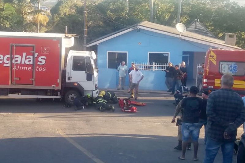 Ciclista � hospitalizado ap�s se envolver em acidente com caminh�o em Gaspar
