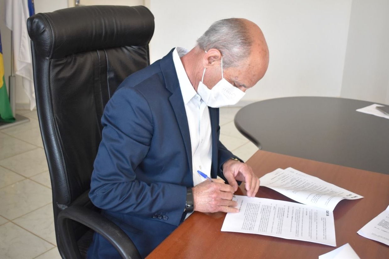 Prefeito de Ilhota assina contrato com linha de cr�dito para obras de infraestrutura