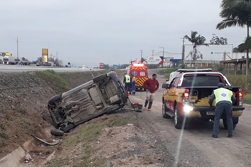 Capotamento de autom�vel deixa cinco pessoas feridas na BR-470, em Gaspar