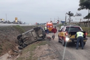Capotamento de autom�vel deixa cinco pessoas feridas na BR-470, em Gaspar