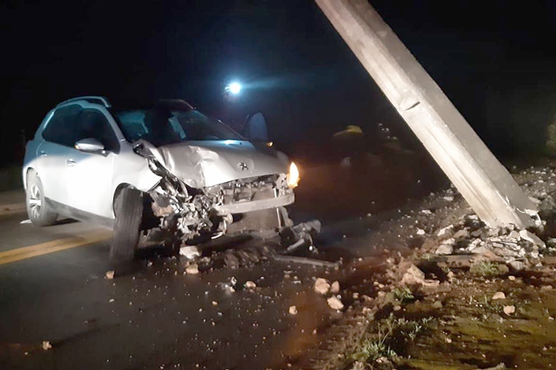 Colis�o de carro contra poste deixa homem ferido no Belchior Baixo, em Gaspar