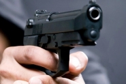 Bandido bloqueia passagem com galhos de �rvore e rouba carro no Barrac�o, em Gaspar