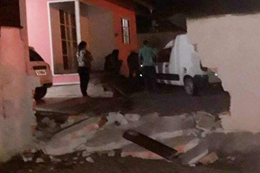 Homem passa mal, colide carro contra muro e para em p�tio de resid�ncia em Gaspar