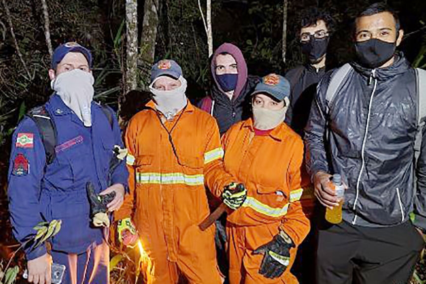 Bombeiros resgatam grupo perdido em morro do bairro Bateias, em Gaspar