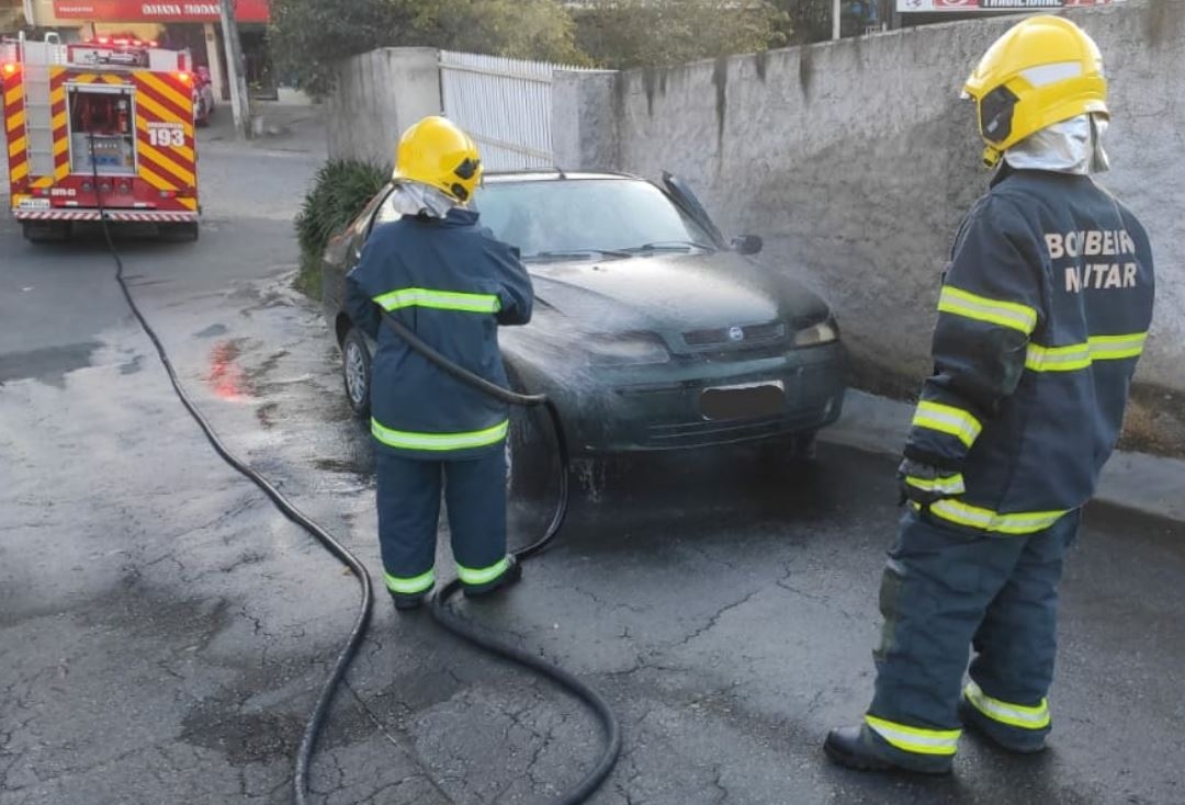 Bombeiros de Gaspar controlam inc�ndio em carro no Santa Terezinha, em Gaspar