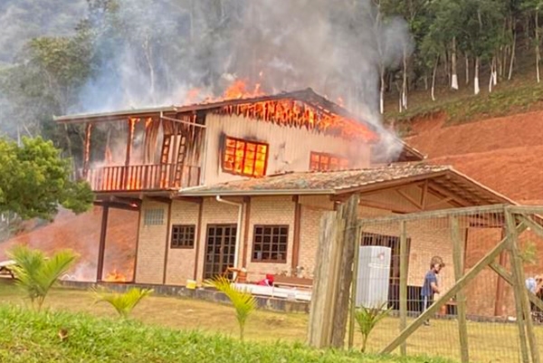 Resid�ncia � parcialmente destru�da por inc�ndio em Ilhota