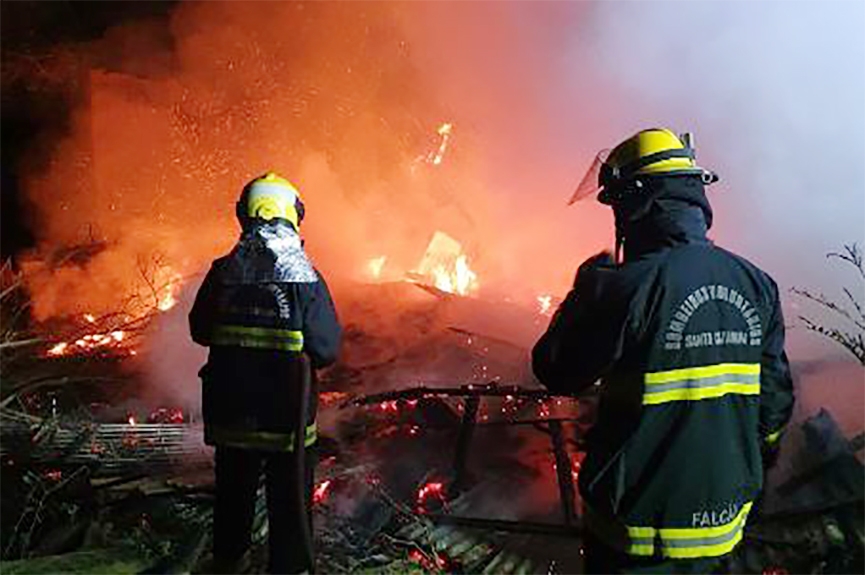 Casa abandonada � destru�da por inc�ndio em Ilhota