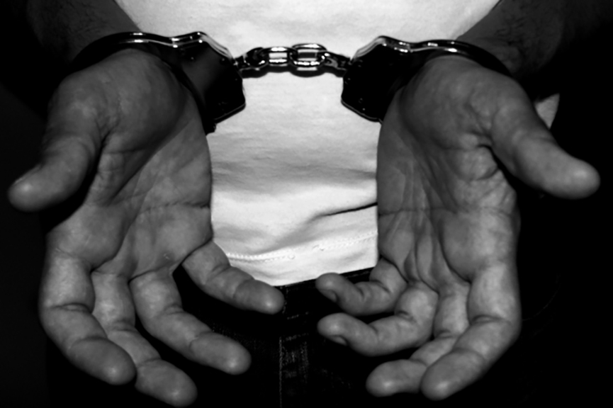 Homem � preso ap�s ser flagrado com arma no local de trabalho em Gaspar