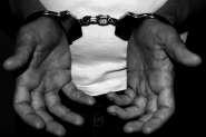 Homem � preso ap�s ser flagrado com arma no local de trabalho em Gaspar