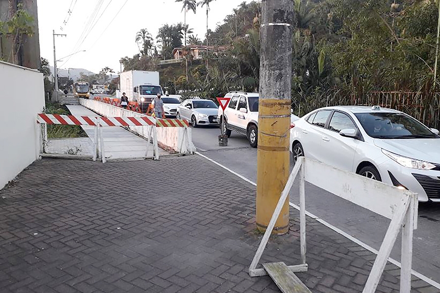 Obra paralisada na ponte do Alvorada causa grandes congestionamentos em Gaspar