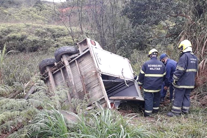 Carretinha que transportava cavalo desengata de carro e capota em Gaspar 