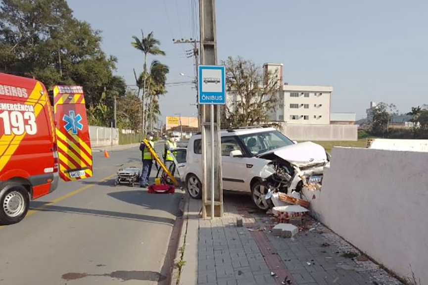 Carros colidem e derrubam muro de casa no bairro Santa Terezinha, em Gaspar