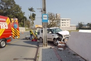 Carros colidem e derrubam muro de casa no bairro Santa Terezinha, em Gaspar
