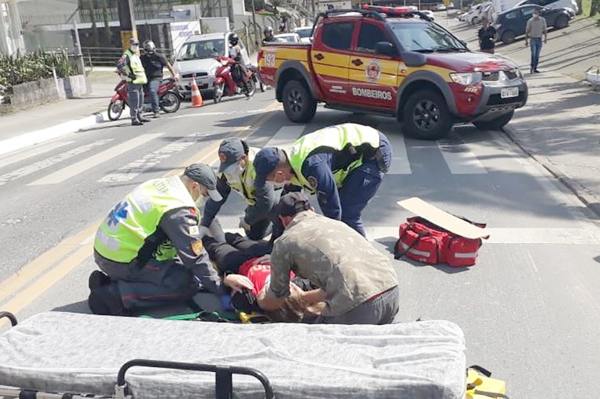 Jovem � levada ao hospital ap�s ser atropelada por carro no Centro de Gaspar