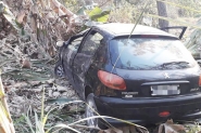 Carro com mulher e crian�as cai em ribanceira no bairro Gaspar Grande