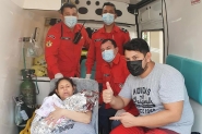 Mulher d� � luz em casa com o aux�lio do pai da crian�a em Ilhota