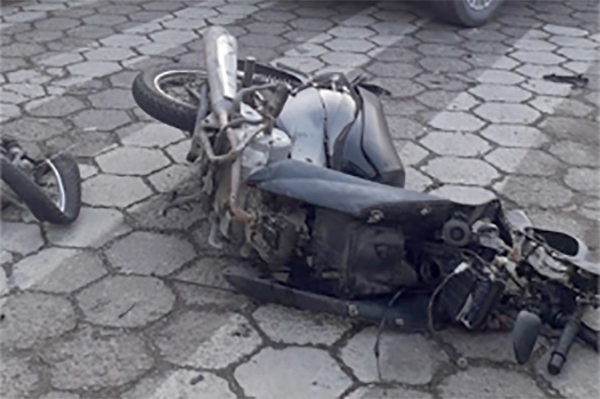 Colis�o entre carro e moto deixa homem ferido na Margem Esquerda, em Gaspar