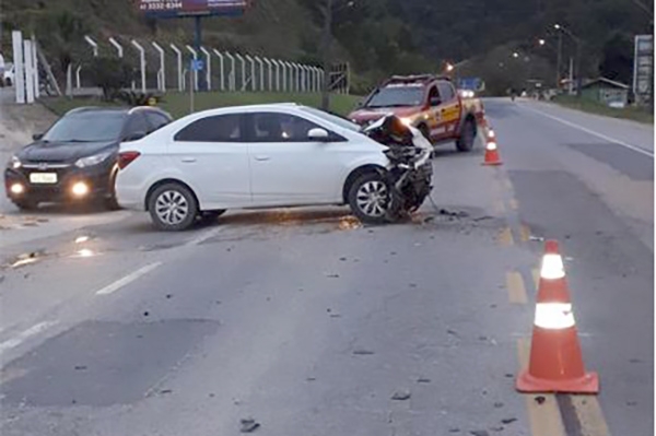 Colis�o entre dois carros deixa homem ferido na Rodovia Ivo Silveira, em Gaspar