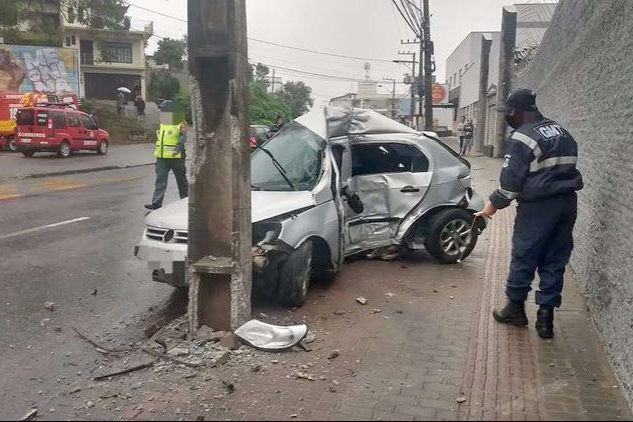 Motorista morre ap�s colidir carro contra poste em Blumenau