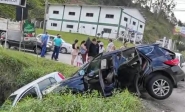 Caminh�o e tr�s carros colidem na Rodovia Ivo Silveira, em Gaspar