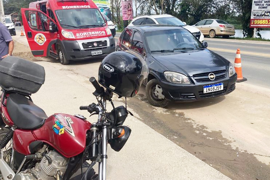 Jovem fica ferido em acidente entre carro e moto em Ilhota