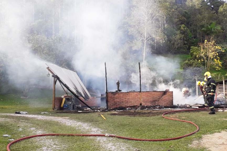 Galp�o � destru�do por inc�ndio no Alto Gasparinho, em Gaspar