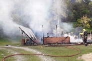 Galp�o � destru�do por inc�ndio no Alto Gasparinho, em Gaspar