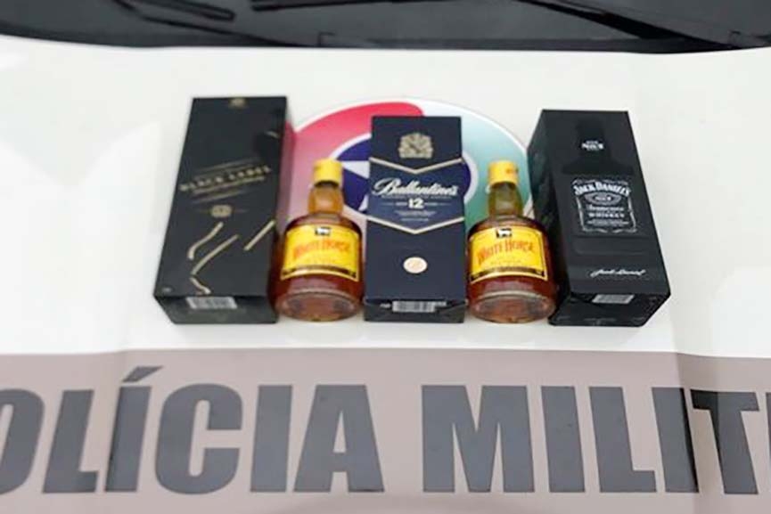 Mulher rouba cinco garrafas de whisky de mercado e � presa em Gaspar