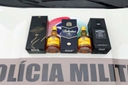 Mulher rouba cinco garrafas de whisky de mercado e � presa em Gaspar