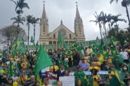 Manifesta��o lota escadaria da Igreja Matriz de Gaspar