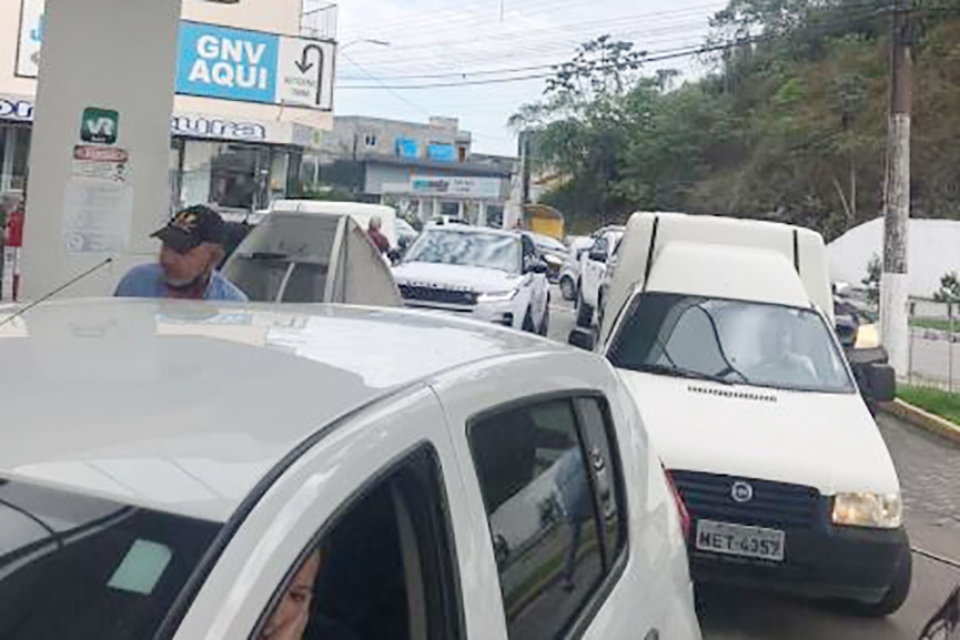 Gaspar registra filas nos postos de combust�veis