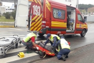 Colis�o entre carro e bicicleta deixa homem ferido no Centro de Gaspar 