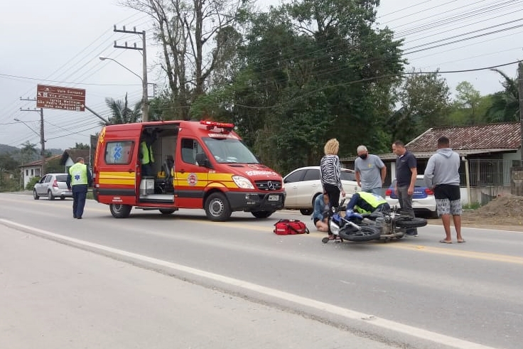 Mulher levada ao hospital ap�s acidente no bairro Po�o Grande, em Gaspar