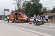 Mulher levada ao hospital ap�s acidente no bairro Po�o Grande, em Gaspar