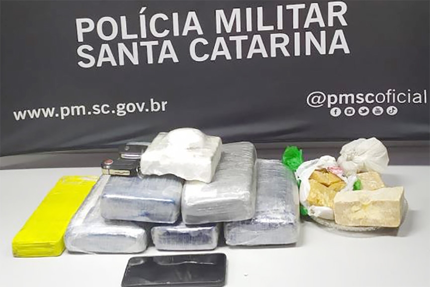 PM encontra droga escondida em compartimento secreto de carros em Gaspar