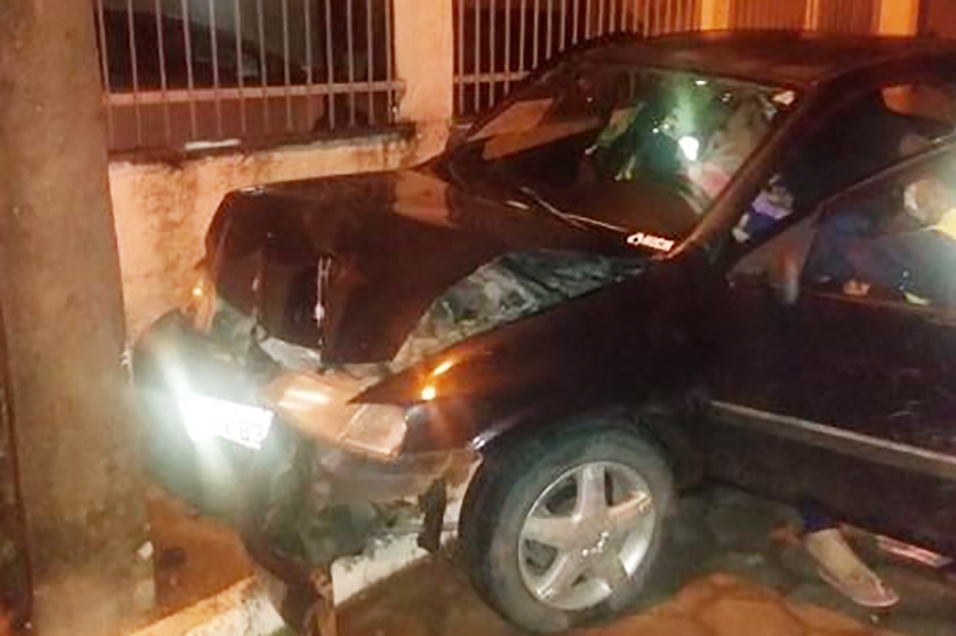 Carro colide contra poste e mulher fica ferida em Gaspar