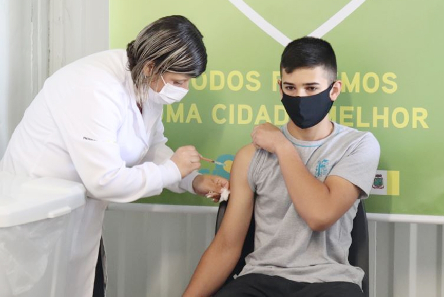 Gaspar retoma vacina��o de adolescentes sem comorbidades