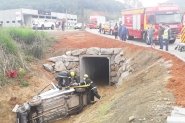 Carro capota e mulher fica ferida na Rodovia Ivo Silveira, em Gaspar