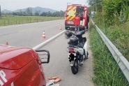 Queda de moto deixa mulher ferida em Ilhota