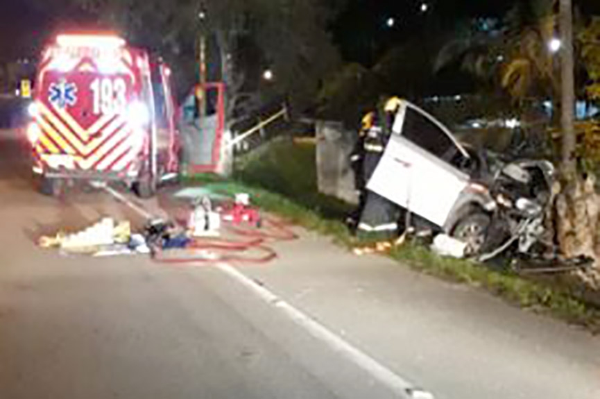 Jovens ficam gravemente feridos ap�s carro colidir contra �rvore no Barrac�o, em Gaspar