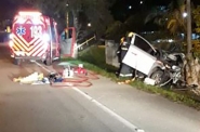 Jovens ficam gravemente feridos ap�s carro colidir contra �rvore no Barrac�o, em Gaspar