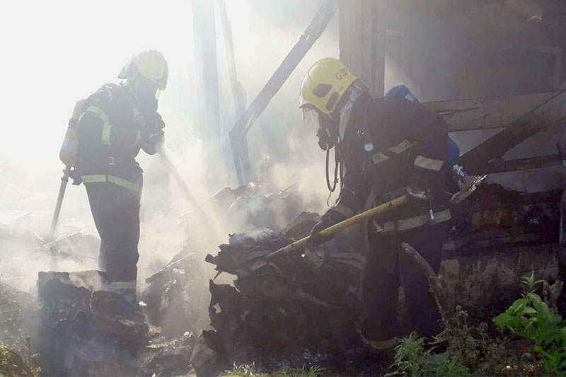 Inc�ndio atinge dep�sito de papel�o no Sete de Setembro, em Gaspar