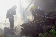 Inc�ndio atinge dep�sito de papel�o no Sete de Setembro, em Gaspar