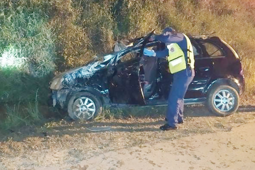 Mulher fica com cabelos presos no pneu do carro ap�s capotamento na rodovia entre Gaspar e Brusque