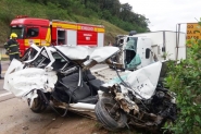 Colis�o frontal entre carro e caminh�o deixa homem gravemente ferido em Gaspar