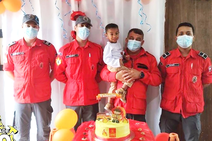 Bombeiros de Ilhota participam de anivers�rio de menino que sonha em ser bombeiro