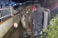 Beb� � projetado para fora de carro em grave acidente com tr�s feridos em Gaspar