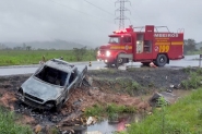 Ve�culo pega fogo na BR-470, em Ilhota