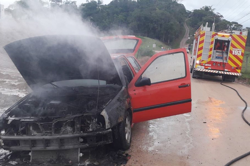 Carro pega fogo no Centro de Gaspar